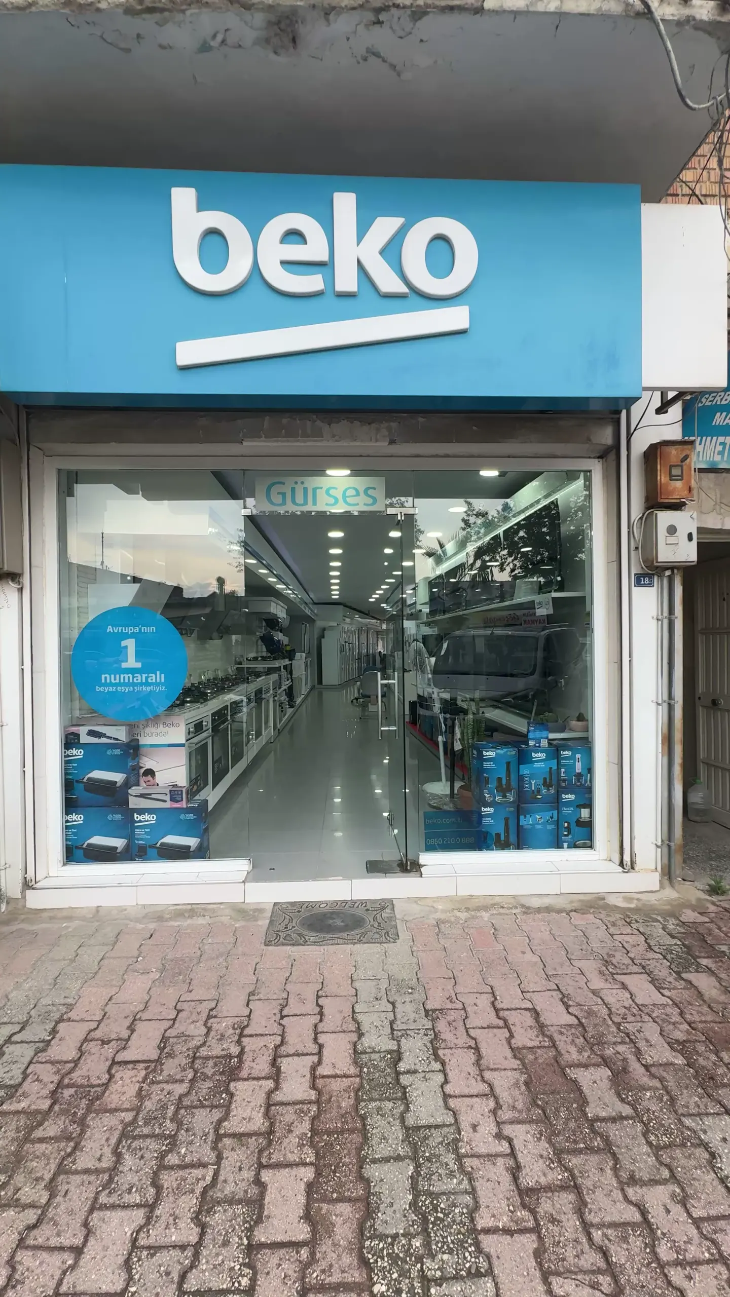 Gürses Beko mağazasının cephesi: mavi Beko tabelası ve camında Gürses yazan kapı